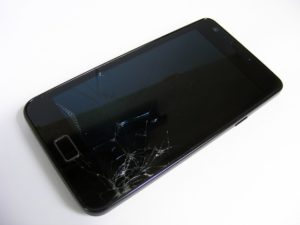 smartfon-z-uszkodzonym-ekranem